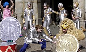 A street theatre in Madrid performs a homage to the Spanish peseta