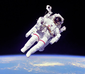 Bruce McCandless le 8 février 1984 lors d'une EVA au cours de la mission STS-41B. Document NIX