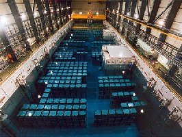 Piscine d'entreposage temporaire des déchets nucléaires à La Hague. Document Cogema.