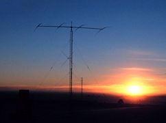 Antenne HF de la NOAA installée en Antarctique. Document John Bortniak/NOAA Photo Library - Ref Corp1627.