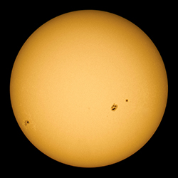 Le Soleil le 21 nov 2014 avec les régions actives AR2216 et AR2209.. Photograhie prise avec une lunette achromatique Bresser EXOS-1 AR-90 de 90 mm f/10 équipée d'un APN Nikon D7000.