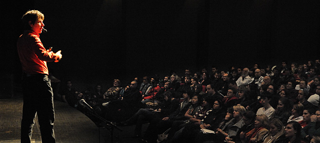 S&eacute;bastien Gauthier durant une pr&eacute;sentation de la conf&eacute;rence 2012, comment survicre au discours pseudo-scientifique?